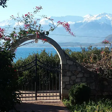 Hébergement de vacances Seaside, Relaxing Family House With Playground! Lavrys 4 *
